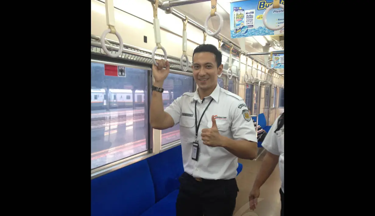 Decak kagum dari para kaum hawa terus mengalir kepada petugas KRL ganteng yang bekerja di PT KAI Commuter Jabodetabek sebagai staf marketing, Yudi Ramdhan, Jakarta, (8/10/14). (Liputan6.com/Ibnu Anshari)