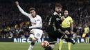 Dele Alli elepaskan tendangan ke gawang Ajax pada leg 1, Semifinal Liga Champions yang berlangsung di Stadion Tottenham Hotspur, London, Rabu (1/5). Ajax menang 1-0 atas Tottenham Hotspur. (AFP/Emmanuel Dunand)