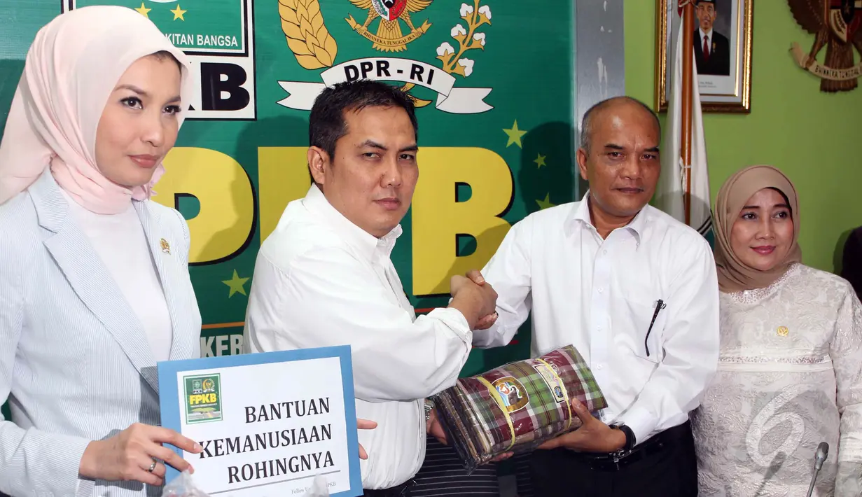 Fraksi Partai Kebangkitan Bangsa (FPKB) DPR mengirimkan bantuan senilai Rp 100 juta untuk pengungsi Rohingnya, Jakarta, Selasa (26/5/2015). Bantuan tersebut berupa  sarung, baju, peci haji, makanan serta obat-obatan. (Liputan6.com/Helmi Afandi) 