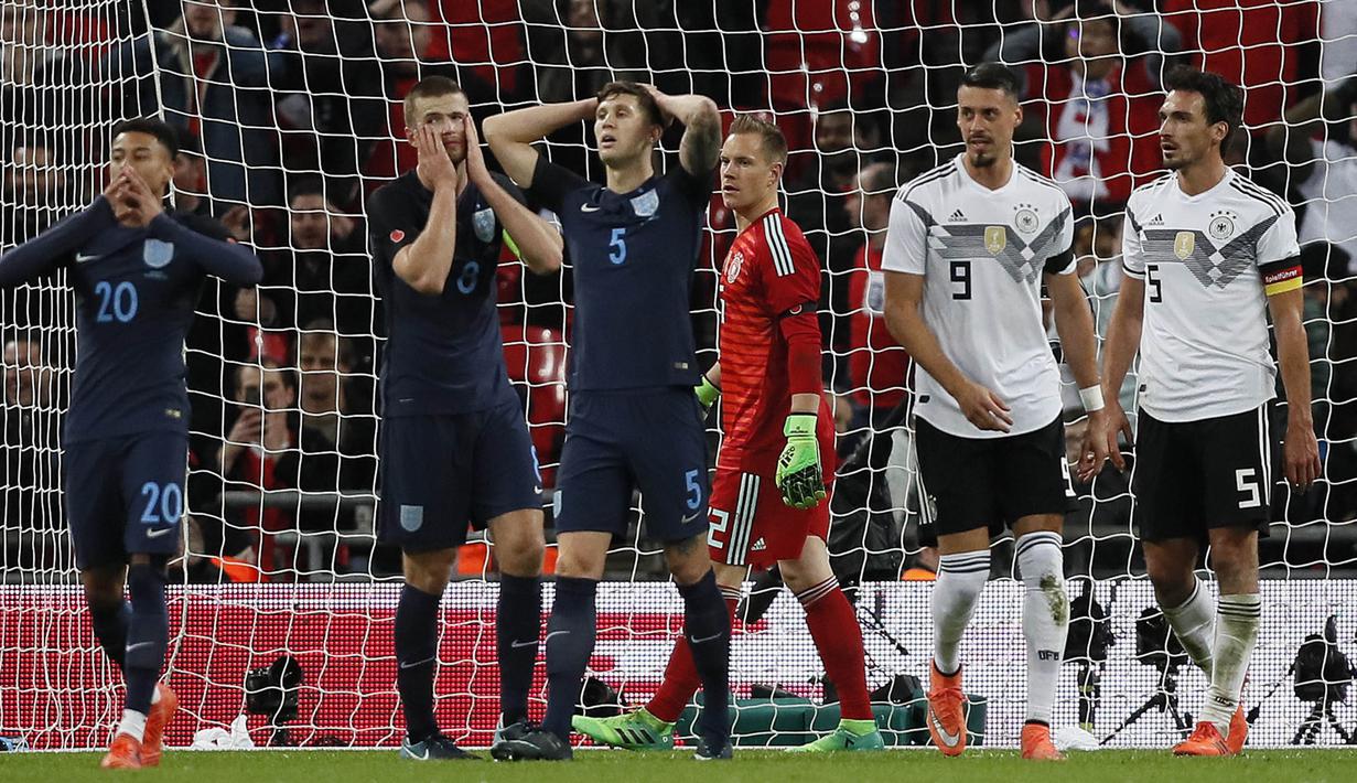 Para pemain Inggris tampak kecewa setelah ditahan imbang Jerman pada laga persahabatan di Stadion Wembley, London, Jumat (10/11/2017). Kedua negara bermain imbang 0-0. (AP/Kirsty Wigglesworth)