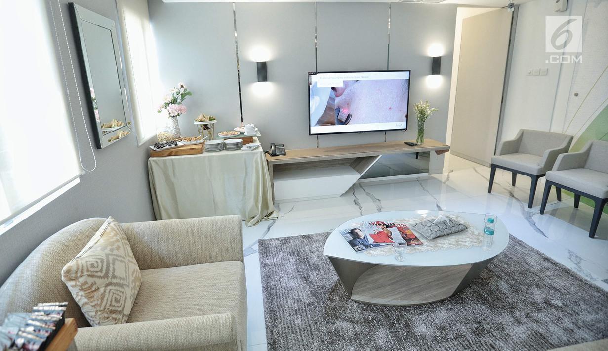 Fasilitas di ruang tunggu VIP pasien RS EMC Poli Klinik Plastic Surgery & Aesthetic Center, Sentul, Jawa Barat, Senin (3/9). Poli Klinik tersebut juga dapat melakukan Oxygeno Facial, Rejuve. (Liputan6.com/Faizal Fanani)
