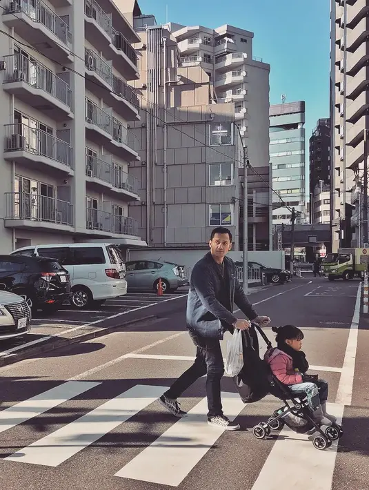 Tora Sudiro menunjukkan jika dirinya merupakan ayah idaman. Lantaran ia terlihat mendorong stroller anaknya. (Foto: instagram.com/t_orasudi_ro)