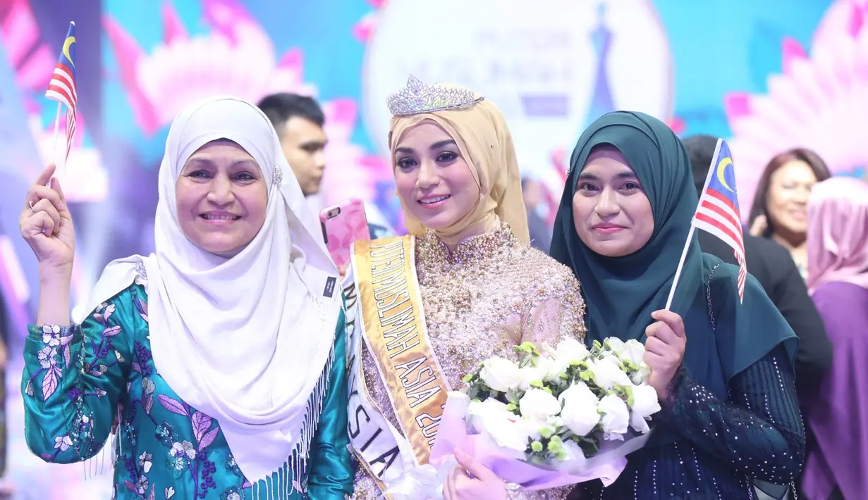 Suasana panggung pun menjadi tegang ketika para finalis dan semua hadirin yang ada menunggu dewan juri mengumumkan sebuah nama yang akhirnya menjadi pemenang sebagai Puteri Muslimah Asia 2018. (Nurwahyunan/Bintang.com)