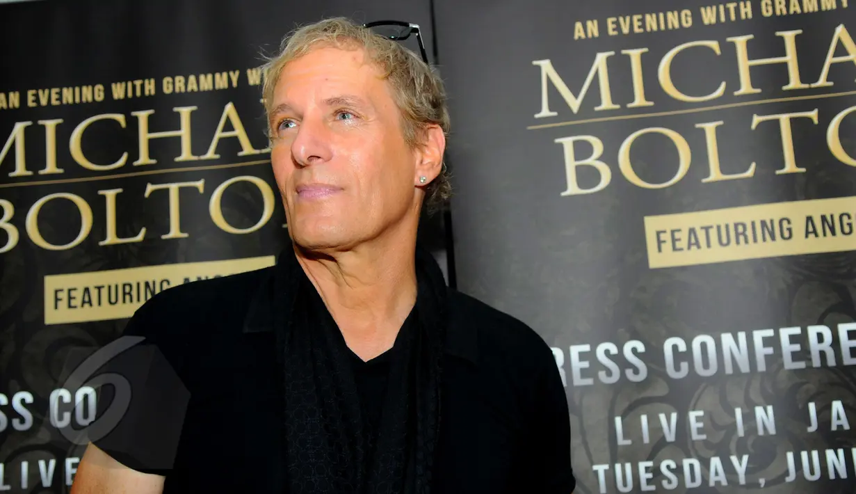 Penyanyi kelas dunia Michael Bolton seusai jumpa pers di kawasan Thamrin, Jakarta, Senin (1/6/2015). Michael Bolton akan berduet dengan Anggun pada konser yang akan berlangsung di Kota Kasablanka, Jakarta pada Selasa (2/6). (Liputan6.com/Faisal R Syam)
