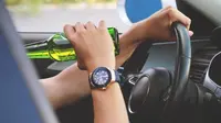 Ilustrasi seorang pengemudi mengkonsumsi minuman keras saat berkendara. (Autoevolution)