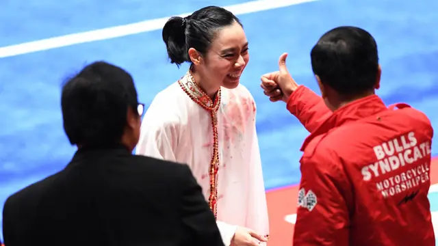Gaya Jokowi Saat Beri Semangat Lindswell Kwok