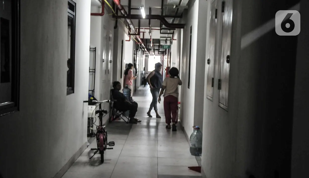 Aktivitas warga di lorong rumah susun sewa (Rusunawa) Penjaringan, Jakarta Utara, Kamis (18/8/2022). Pemprov DKI Jakarta meresmikan 12 Rusunawa Baru yang tersebar di empat wilayah yang terdiri dari 33 tower dan 7.421 unit sebagai bentuk menjamin kesempatan bagi setiap warga untuk bisa mendapatkan kesejahteraan dan kebahagiaan di perkotaan lewat hunian. (merdeka.com/Iqbal S Nugroho)