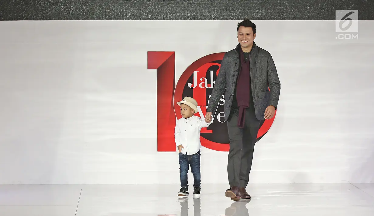 Aktor Christian Sugiono bersama anaknya Arjuna Zayan Sugiono berjalan diatas catwalk yang bertema Man Manual "The Mens Trends Spootter" dalam Jakarta Fashion Week 2018 di Senayan City, Jakarta, Rabu (25/10). (Liputan6.com/Herman Zakharia)