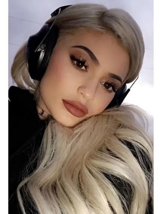 Setelah mengunggah foto di akun Instagramnya berpose menantang dengan Tyga, Kylie terlihat memamerkan hadiah untuk Tyga berupa gelang berlian 60 karat di akun snapchatnya. (Instagram/Kylizzlesnapchats)