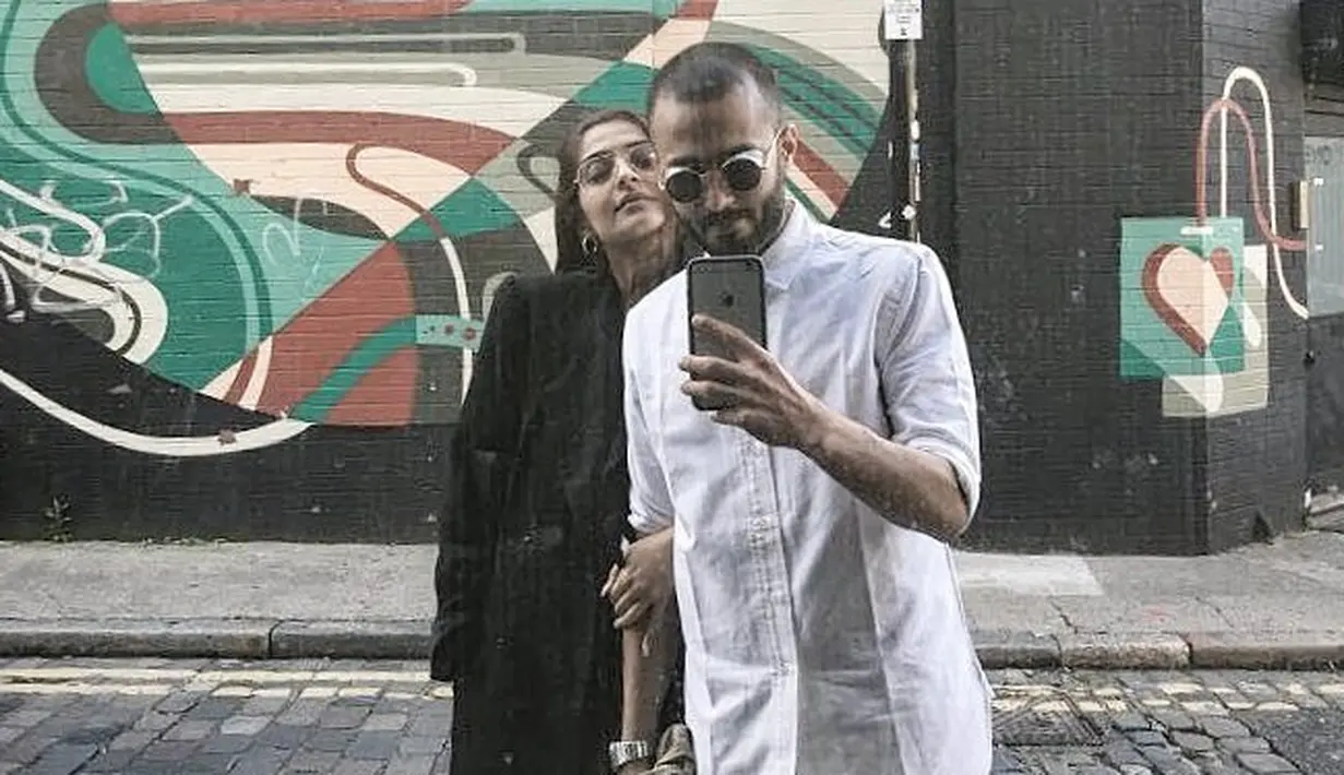 Kabar pernikahan Sonam Kapoor dan Anand Ahuja semakin kencang berhembus. Memang pasangan ini tidak terlalu berbicara banyak tentang rencana pernikahannya kepada orang-orang terdekatnya. (Foto: instagram.com/anandahuja)