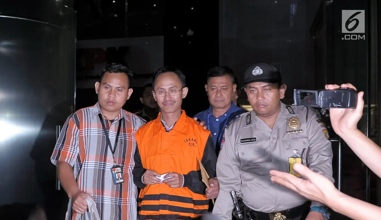 Bupati Pamekasan Achmad Syafii meninggalkan lokasi usai menjalani pemeriksaan di gedung KPK, Jakarta, Kamis (3/8). Sebelumnya KPK melakukan OTT yang melibatkan Pemkab dan Kejaksaan Negeri (Kejari) Pamekasan. (Liputan6.com/Yoppy Renato)