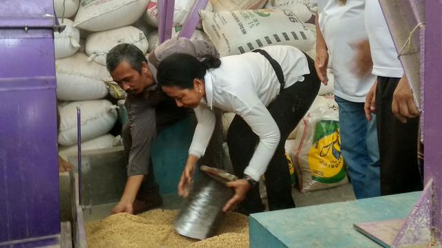 Menteri BUMN, Rini M Soemarno meninjau kegiatan operasional pabrik pengolahan gabah di Sentral Pengolahan Beras Terpadu di Desa Taringgulandeuh, Purwakarta, Jawa Barat.