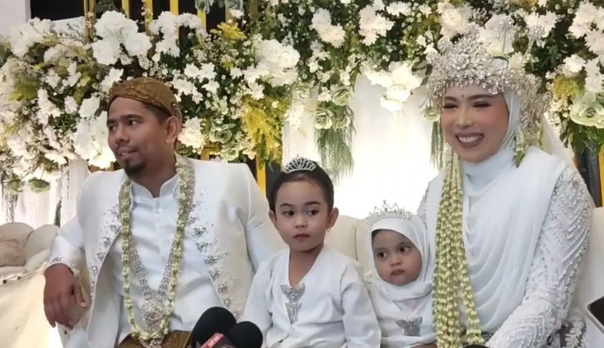 Mereka pun berpenampilan layaknya pengantin dengan mengenakan busana adat Sunda berwarna putih.