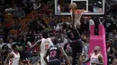 5. Aksi dunk bintang Miami Heat, Dwayne Wade kontra Houston Rockets dalam lanjutan NBA di American Airlines Arena, Jumat (21/12/2018). Miami Heat menang 101-99 atas Houston Rockets. (AP)