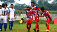 Samsul Arifin (merah/tengah) mencetak gol ketiga dari empat gol kemenangan PSBI atas Madiun Putra, Sabtu (6/8/2016), dengan kondisi kaki kram. (Bola.com/Robby Firly)