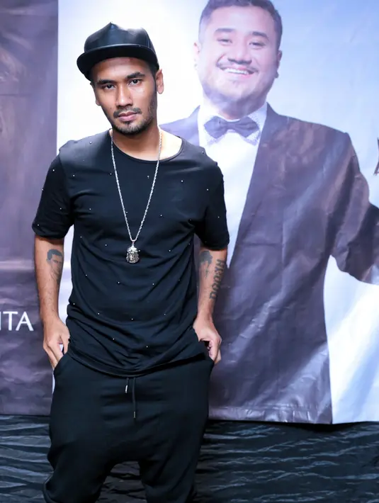 "Mike itu orangnya disiplin juga dan pekerja keras. Dia orangnya ngototan dan kemauannya keras, nggak segan beradu argumen dengan lainnya dalam mempertahankan argumen," terang JFlow mengenang sosok Mike. (Adrian Putra/Bintang.com)