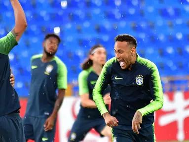 Pemain Brasil, Neymar (kanan) tertawa saat berlatih dengan rekan setimnya jelang menghadapi Belgia dalam perempat final Piala Dunia 2018 di Stadion Tsentralny, Kazan, Rusia, Kamis (5/7). (Luis Acosta/AFP)