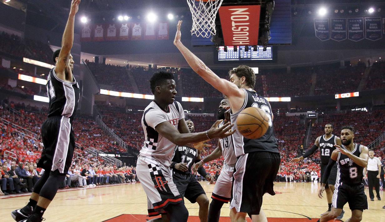 Pemain Houston Rockets, Clint Capela memberikan umpan melewati adangan pemain San Antonio Spurs, Pau Gasol pada gim keenam semifinal NBA Wilayah Barat di Houston, (11/5/2017). Spurs menang 114-75. (AP/Eric Christian Smith)