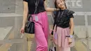 Sarwendah pun tampil mengenakan atasan hitam dan celana pinknya, bersama Thalia yang juga tampil dengan atas hitam dan rok tutu pink dipadukan celana ketatnya. (@sarwendah29)