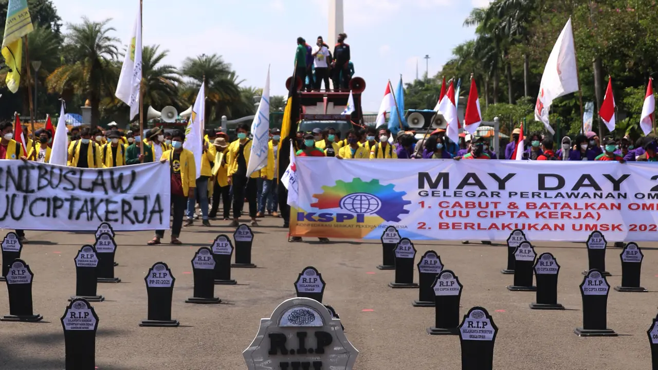 Puluhan Nisan di Tengah Peringatan Hari Buruh
