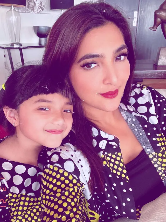 6 Gaya Ashanty dan Arsy saat Pakai Baju Kembar, Kompak Banget