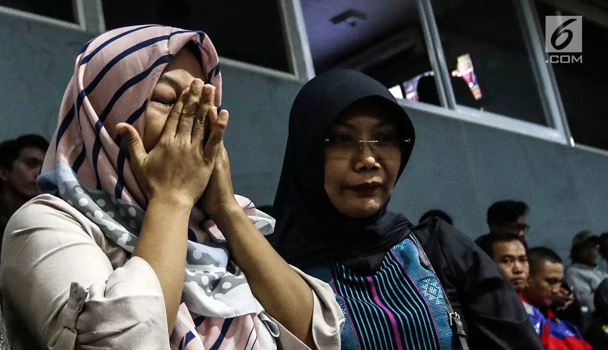 Ekspresi terpidana kasus dugaan pelanggaran UU ITE sekaligus korban pelecehan seksual Baiq Nuril saat menghadiri rapat paripurna DPR di Kompleks Parlemen Senayan, Jakarta, Kamis (25/7/2019). Dia berharap semua kebaikan yang datang padanya dapat dibalas oleh Tuhan. (Liputan6.com/JohanTallo)