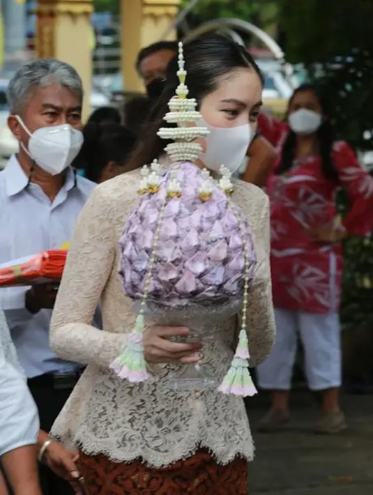 Nong Poy saat momen hari besar di Thailand juga ikut merayakan. Saat ia membawa bunga, potret anggunnya Nong Poy jelas terlihat. Transgender cantik Thailand ini sukses bikin warganet terkesima dengan potret anggunnya. (Liputan6.com/IG/poydtreechada)