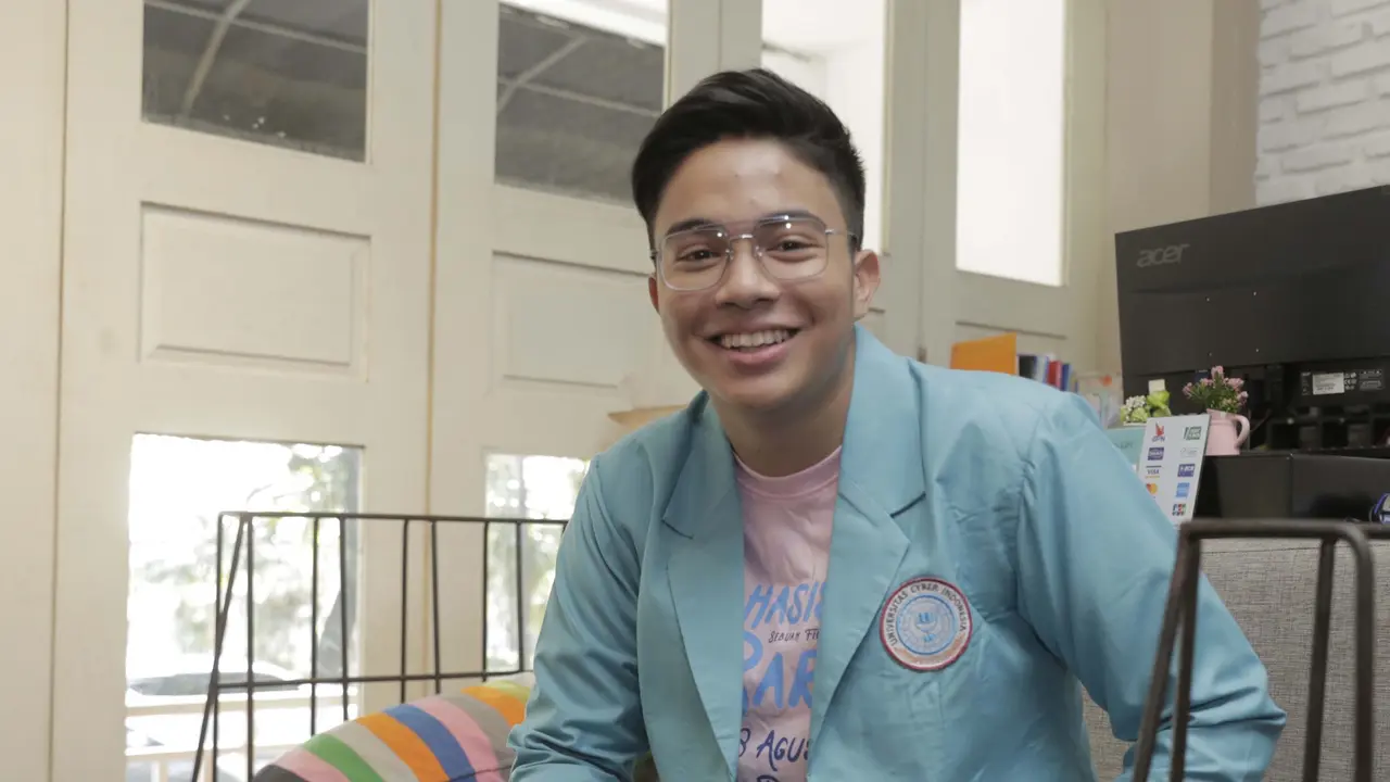 Kerennya Umay Shahab Saat Pakai Jas Almamater Kampus