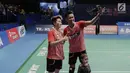 Ganda Campuran Indonesia, Tontowi Ahmad/Liliyana Natsir berswafoto menggunakan kamera wartawan usai mengalahkan Ganda Campuran asal China Zheng Siwei/Chen Qingchen dalam final BCA Indonesia Open 2017 di Jakarta, Minggu (18/6). (Liputan6.com/Faizal Fanani)