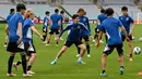 Para pemain Jepang saat mengikuti sesi latihan di Stadium Australia di Sydney (23/3/2022). Jepang akan bertanding melawan Australia pada kualifikasi Grup B Piala Dunia Qatar 2022 zona Asia pada Kamis (24/3/2022) di Stadion Australia. (AFP/Saeed Khan)