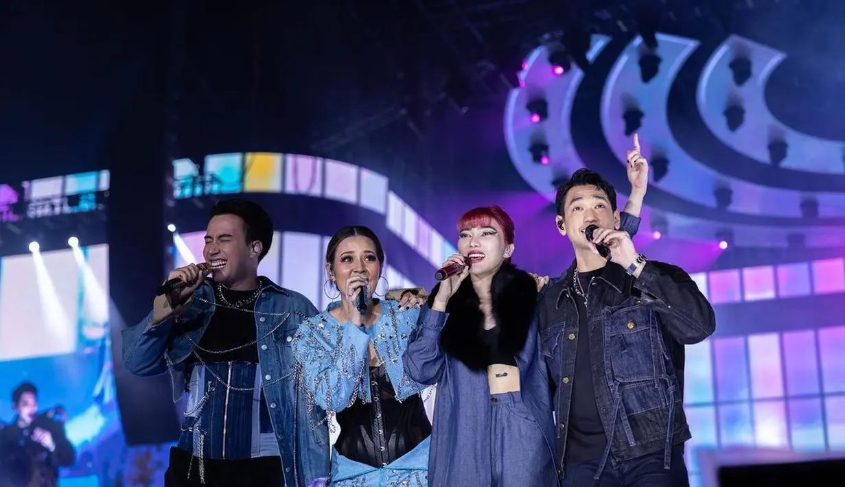 Raisa juga tampil rock and roll dengan denim set rantai dan korset hitam [instagram/afgan]