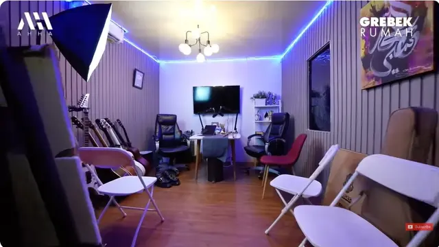 Interiornya tampak nggak berlebihan, 7 potret rumah Ustaz Derry Sulaiman ini banyak pajangan lukisan