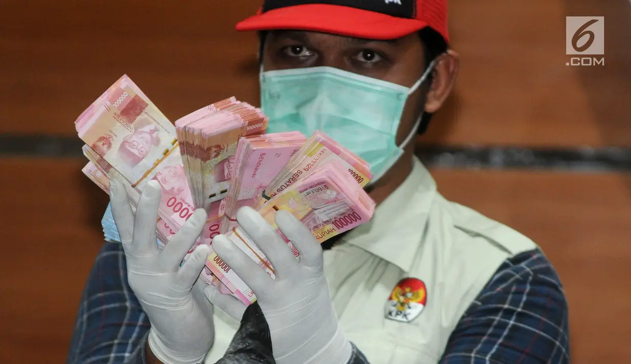 Penyidik menunjukkan barang bukti hasil operasi tangkap tangan (OTT) Bupati Bengkulu Selatan Dirwan Mahmud di KPK, Jakarta, Rabu (16/5). Dalam OTT tersebut KPK mengamankan uang tunai sebesar Rp 100 juta. (Merdeka.com/Dwi Narwoko)