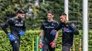 (Dari kiri) Penjaga gawang Atalanta, Marco Sportiello, Juan Musso dan Francesco Rossi menghadiri sesi latihan di tempat latihan klub di Ciserano, Bergamo, Italia (13/4/2022). Atalanta akan bertanding melawan RB Leipzig pada leg kedua perempat final Liga Europa. (AFP/Miguel Medina)