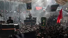 Peziarah Syiah memperingati Hari Raya Arbaeen di Karbala, Irak, Selasa (5/9/2023). Hari Raya Arbaeen menandai berakhirnya masa berkabung selama 40 hari setelah peringatan kesyahidan Imam Hussein, cucu Nabi Muhammad, pada abad ke-7. (AP Photo/Anmar Khalil)