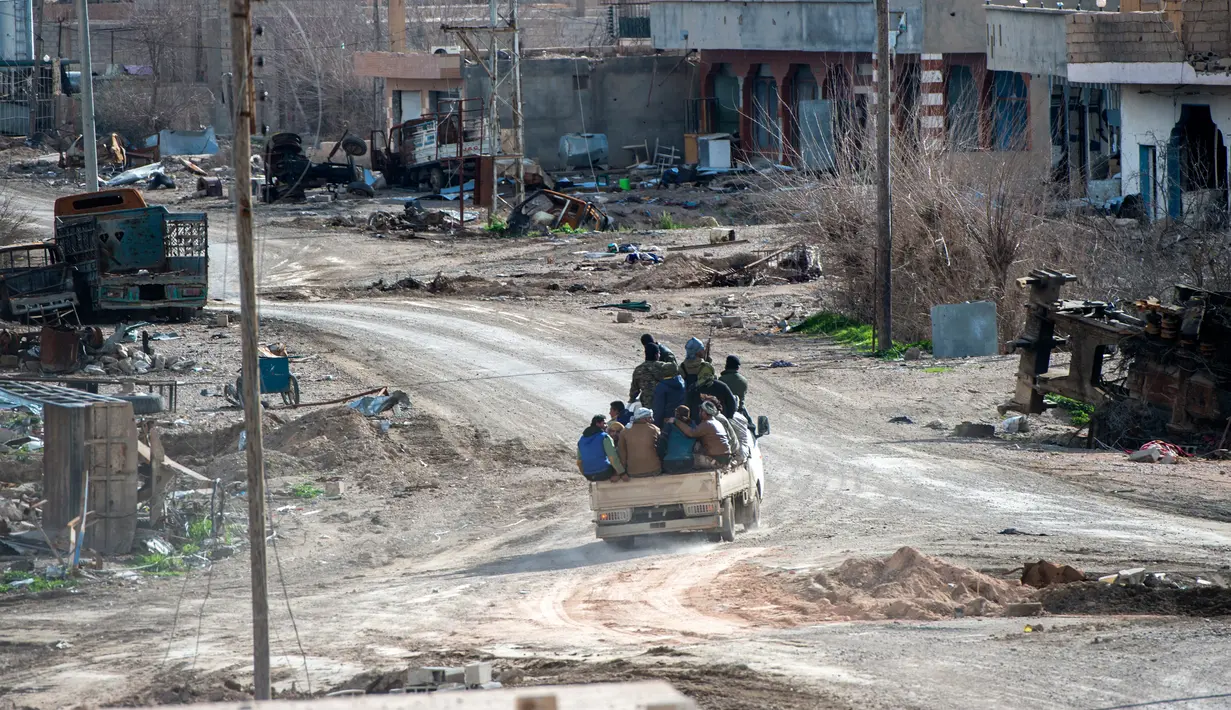 Anggota Syrian Democratic Forces (SDF) memburu militan ISIS di kantong terakhir kekhalifahan di Baghouz, Suriah, Minggu (17/2). Anggota SDF didukung oleh Amerika Serikat (AS). (Fadel SENNA/AFP)