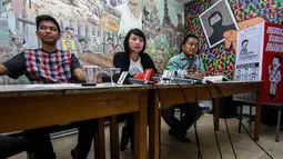 Kepala Divisi Pembelaan Hak-hak Sipil dan Politik Kontras, Putri Kanesia (tengah), bersama wakil koordinator KontraS, Chrisbiantoro (kanan) saat jumpa pers di kantor Kontras, Jakarta, Minggu (30/11/2014).(Liputan6.com/Faizal Fanani) 