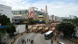 Suasana antrean keluar-masuk bus dan metromini Terminal Blok M Jakarta, Senin (21/12/2015). Meski diwarnai isu pemogokan namun sebagian pengemudi metromini memilih tetap beroperasi. (Liputan6.com/Helmi Fithriansyah)
