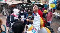 Para TKW asal Indonesia bagi-bagi masker di Hongkong (Foto: Liputan6.com/Nur Halimah/Ahmad Adirin)
