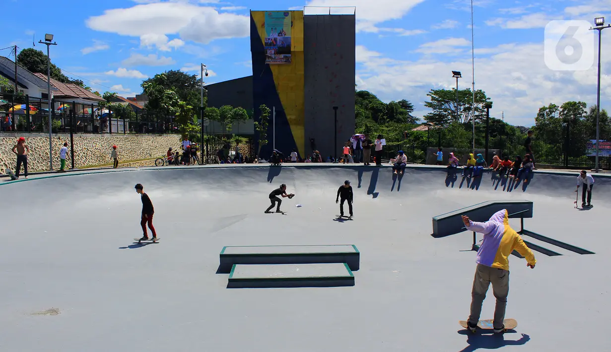 Pengunjung bermain skateboard pada skate park Alun-Alun Kota Depok, Minggu (12/1/2020). Alun-alun seluas 3,9 hektare ini dilengkapi berbagai fasilitas, mulai dari padepokan, wall climbing, skate park, working space, hingga gerai UMKM. (Merdeka.com/Muhammad Fayyadh/Magang)