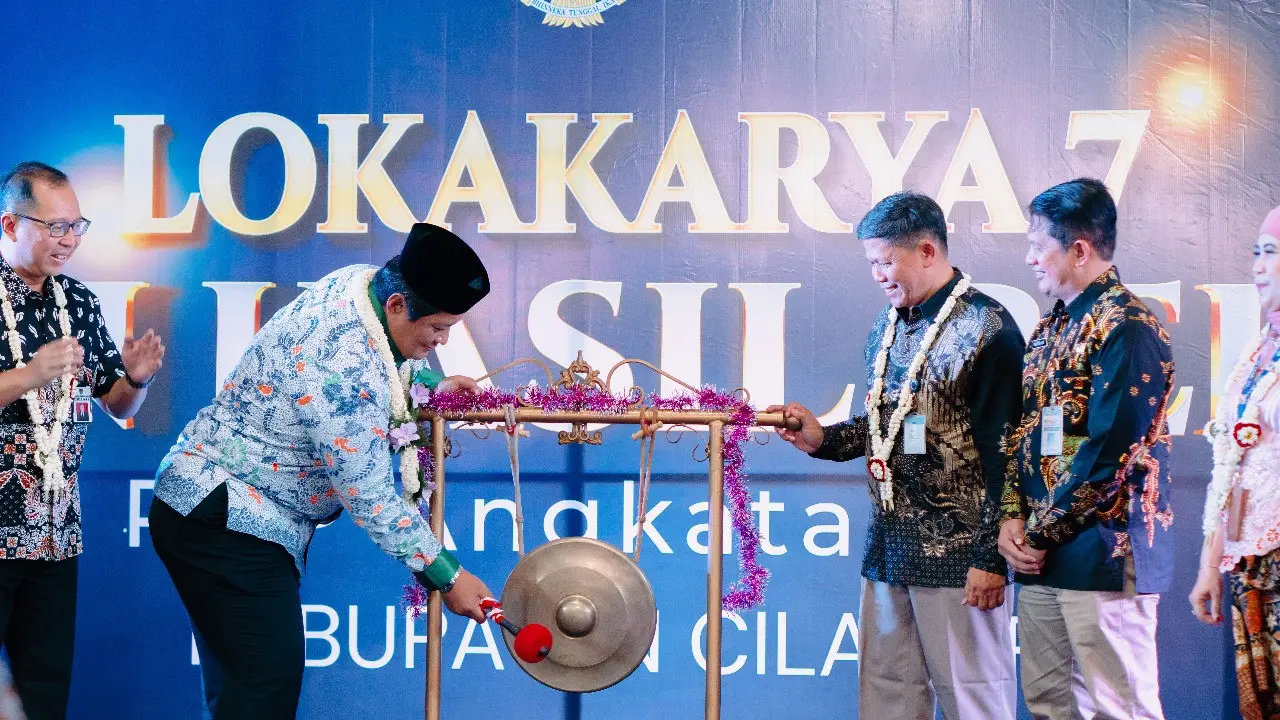 Drs. Arief Irwanto, M.S.I selaku PJ Bupati Kab. Cilacap, pemukulan Gong sebagai tanda pembukaan Acara Lokakarya 7 Panen Hasil Karya Guru Penggerak Angkatan 10. (Foto: Much Solehudin untuk Liputan6.com)
