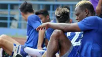 Victor Igbonefo saat sesi latihan bersama Persib. (Bola.com/Muhammad Ginanjar)