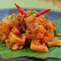 Biasa disajikan dengan Gudeg, Krecek ini sangat cocok dimakan sebagai lauk makan malam./copyright Fimela/Adrian Putra