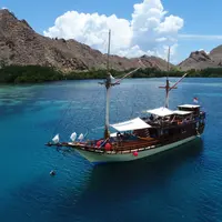 Tinggal sesaat di atas kapal memang jadi cara terbaik menikmati liburan di Labuan Bajo.