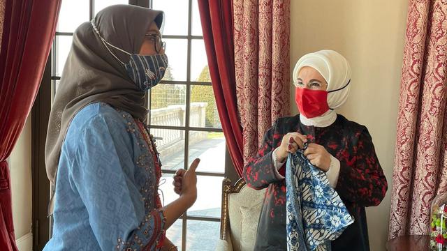 Ibu Negara Turki Emine Erdogan (kanan) terlihat antusias menerima tanda mata berupa kain batik dan kerajinan Indonesia dari KBRI Ankara.