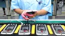Teknisi sedang melakukan tes audio pada smartphone Xiaomi di pabrik PT. Sat Nusapersada, Batam, Senin (4/11). Tujuan diproduksi smartphone Xiaomi di Indonesia untuk membawa perangkatnya lebih dekat kepada konsumen. (Liputan6.com/Fery Pradolo)