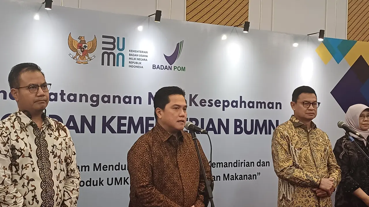 Menteri BUMN Erick Thohir menandatangani Nota Kesepahaman (MoU) dengan Badan Pengawas Obat dan Makanan (BPOM) terkait sertifikasi. (Maulandy/Liputah6.com)