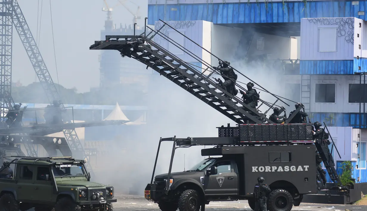 Dalam puncak peringatan HUT ke-80 TNI, disimulasikan aksi dan kemampuan prajurit TNI dalam menyelamatkan sandera dari 8 teroris bersenjata. (merdeka.com/Arie Basuki)