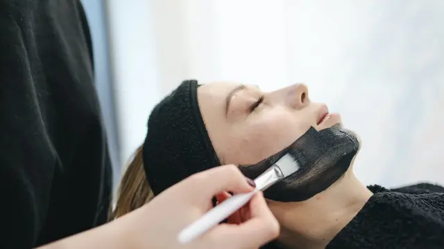 5 Manfaat Masker Charcoal untuk Mengatasi Masalah Jerawat hingga Tuntas