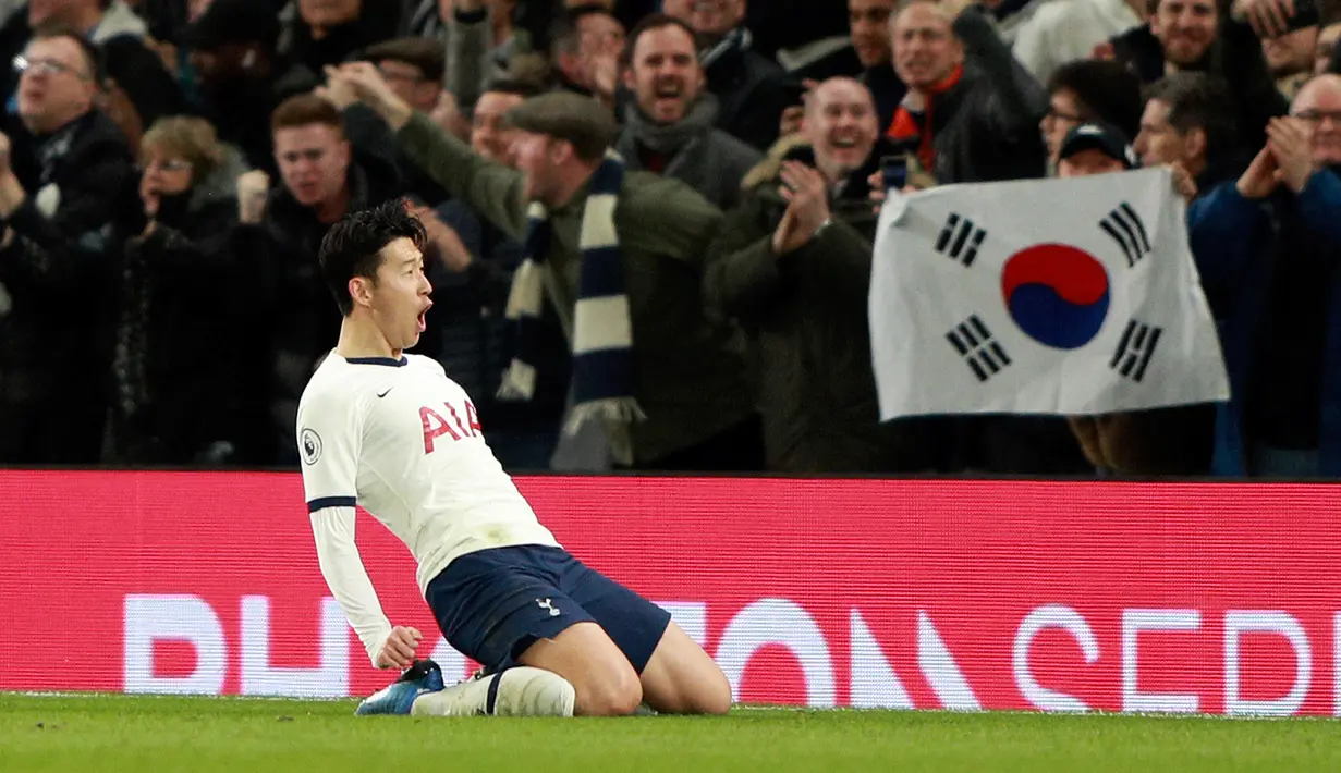 Pemain Tottenham Hotspur Son Heung-min melakukan selebrasi usai mencetak gol ke gawang Manchester City pada pertandingan Liga Inggris di  Stadion Tottenham Hotspur, London, Inggris, Minggu (2/2/2020). Tottenham Hotspur mengalahkan Manchester City 2-0. (AP Photo/Ian Walton)
